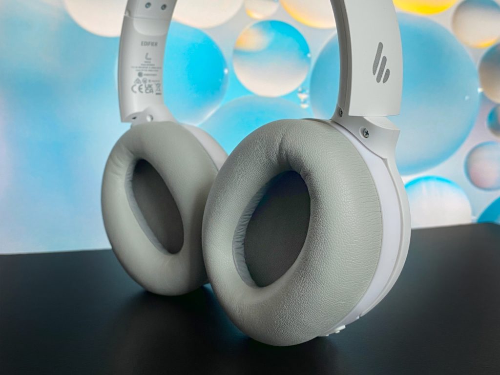 Best active noise cancelling headphones for long haul flying. {Tech} for Travel. https://techfortravel.co.uk