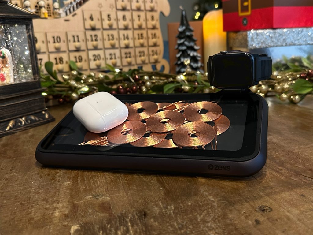 ZENS Liberty Wireless charger. Travel Gadget Holiday Gift Guide 2022. {Tech} for Travel. https://techfortravel.co.uk