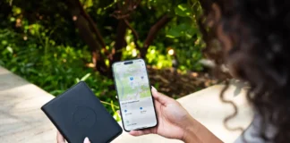 Satechi Passport Cover with Find My for Stress-Free Travel a person holding a phone and a wallet