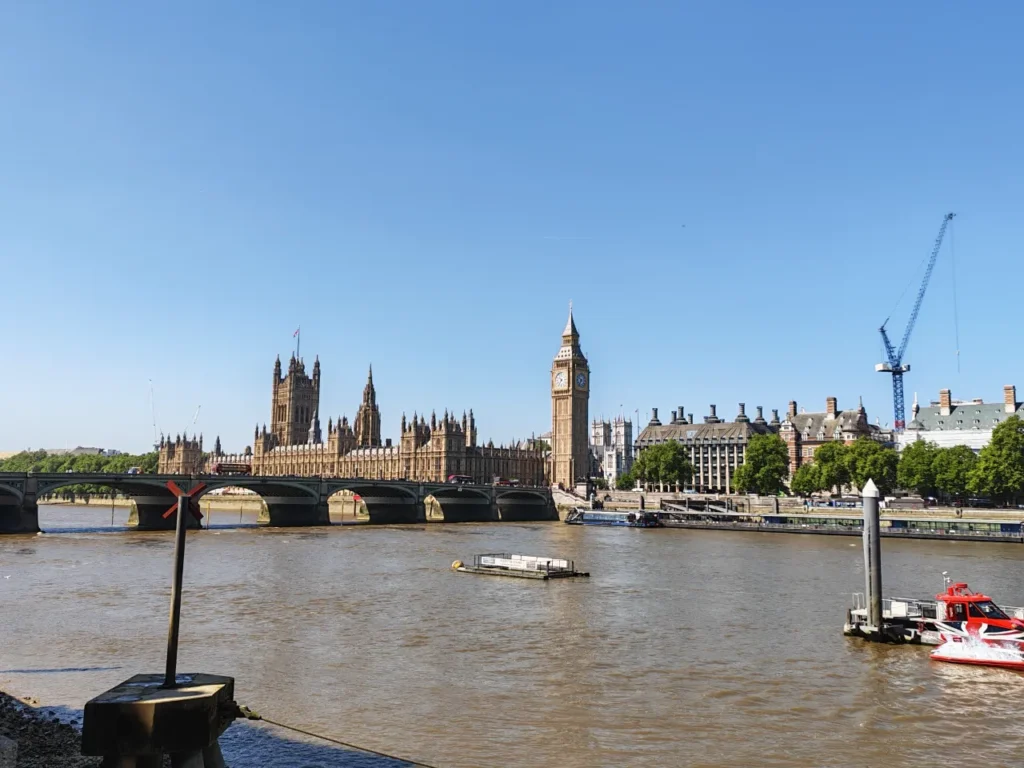 HONOR 400 Pro AI Image to Video – {Tech} for Travel a bridge over a river with a clock tower and buildings