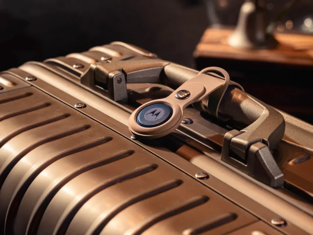 MOTO Tag – {Tech} for Travel a close up of a metal case. Best Luggage Tracker. MOTO Tag. {Tech} for Travel. https://techfortravel.co.uk