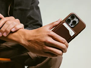a person holding a cell phone. Nomad Leather Mag Wallet. {Tech} for Travel. https://techfortravel.co.uk