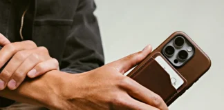 Find My Now Built Into Nomad Leather Mag Wallet a person holding a cell phone. Nomad Leather Mag Wallet. {Tech} for Travel. https://techfortravel.co.uk