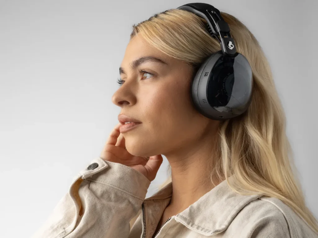 a woman wearing headphones. Skullcandy Aviator 900 Headphones. {Tech} for Travel. https://techfortravel.co.uk