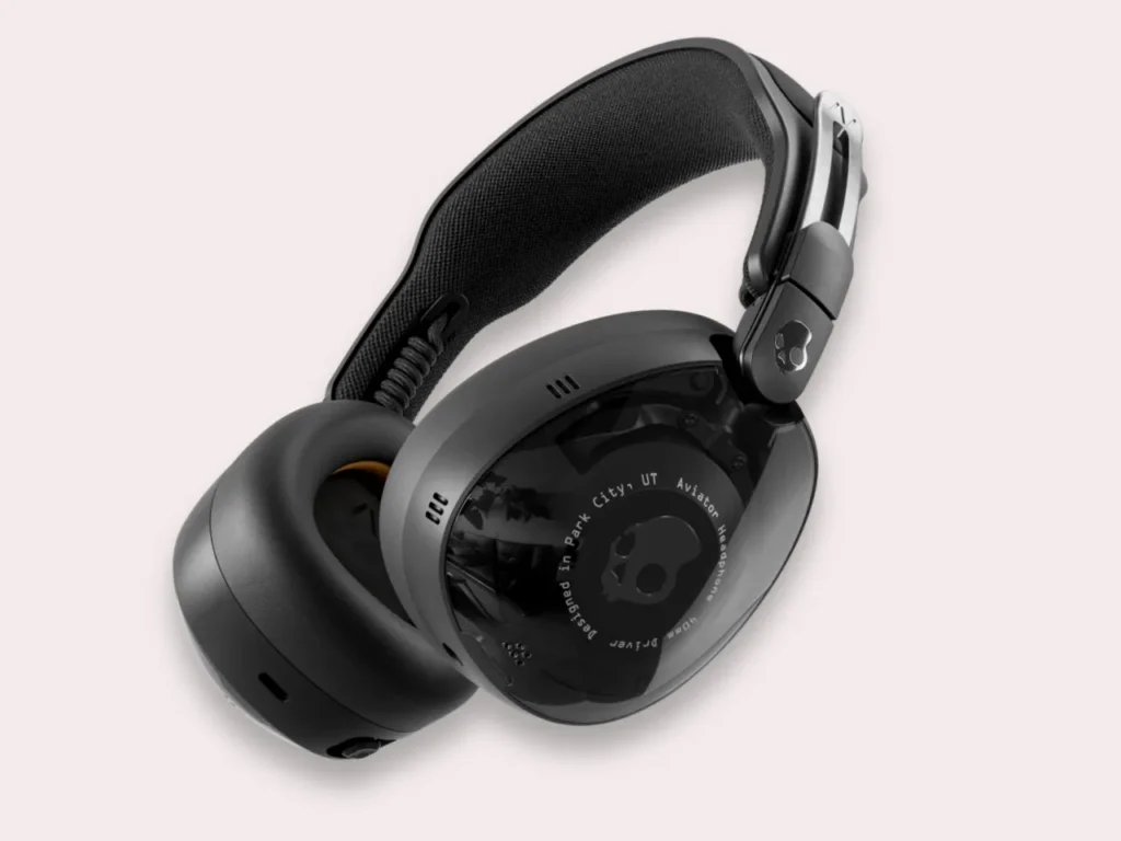 a black headphones with a black cover. Skullcandy Aviator 900 Headphones. {Tech} for Travel. https://techfortravel.co.uk