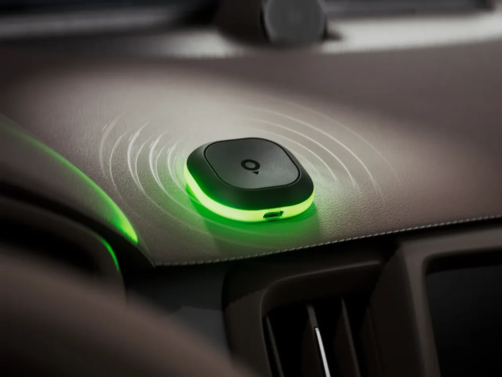 a green light on a car dashboard. TomTom app. speed camera warning device. Tom by TomTom. {Tech} for Travel. https://techfortravel.co.uk