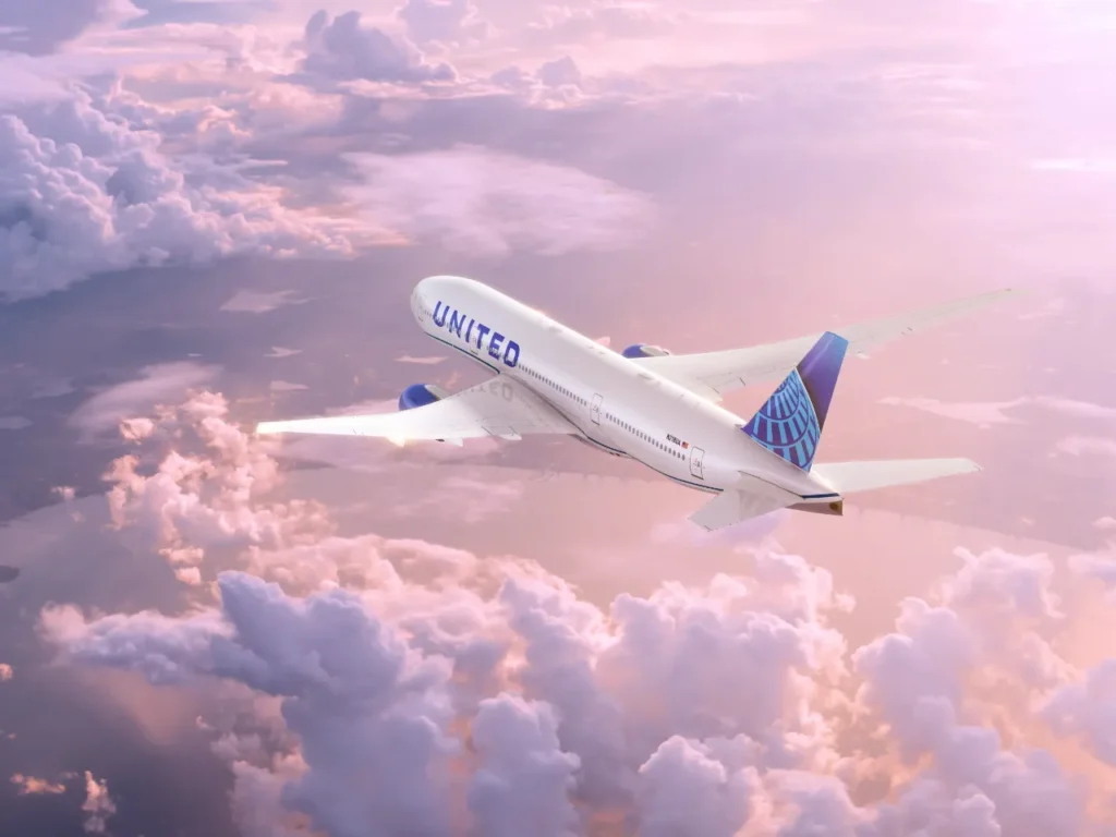 an airplane flying in the sky. United Airlines WiFi. {Tech} for Travel. https://techfortravel.co.uk