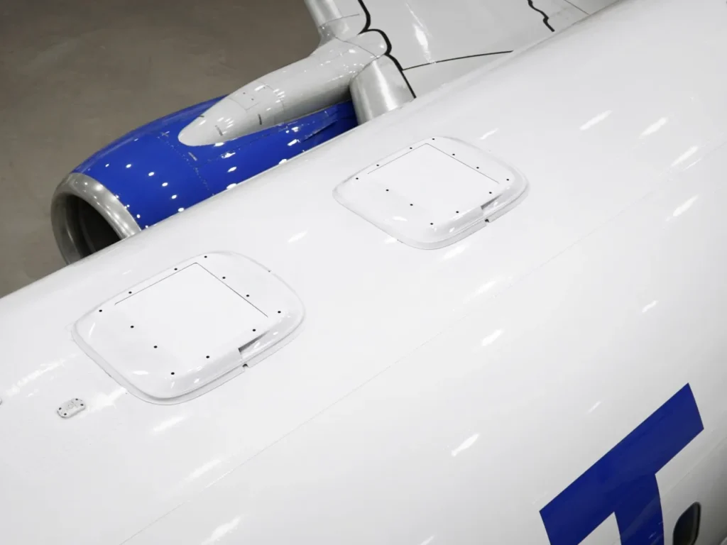 the wing of a plane. United Airlines WiFi. {Tech} for Travel. https://techfortravel.co.uk