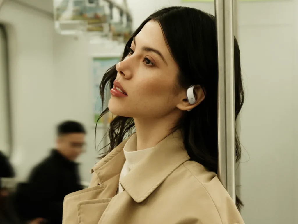 viaim OpenNote earphones Lifestyle – {Tech} for Travel a woman with earbuds leaning against a pole. viaim opennote earphones. {Tech} for Travel. https://techfortravel.co.uk