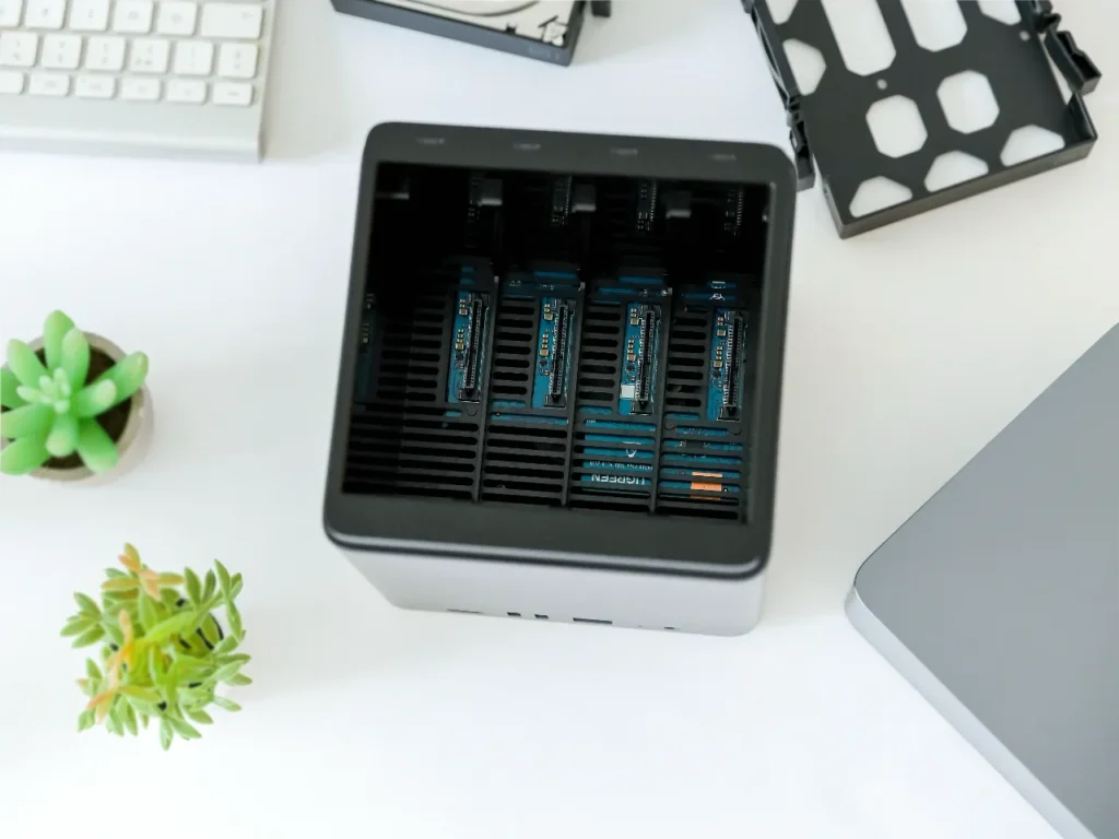 UGREEN DH4300 Plus Open top – {Tech} for Travel a computer hard drive in a box. UGREEN NASync DH4300 Plus Review. {Tech} for Travel. https://techfortravel.co.uk