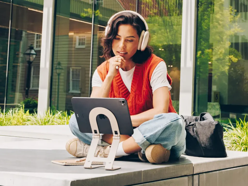 Twelve South Curve Mini Lifestyle – {Tech} for Travel a woman sitting on a step with headphones on. Twelve South Curve Mini. {Tech} for Travel. https://techfortravel.co.uk