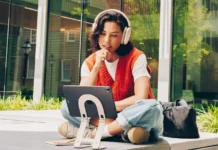 Twelve South Curve Mini makes iPad more productive on-the-go a woman sitting on a step with headphones on. Twelve South Curve Mini. {Tech} for Travel. https://techfortravel.co.uk