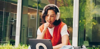 Twelve South Curve Mini makes iPad more productive on-the-go a woman sitting on a step with headphones on. Twelve South Curve Mini. {Tech} for Travel. https://techfortravel.co.uk