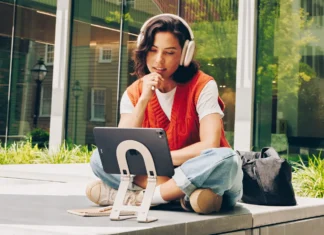 Twelve South Curve Mini makes iPad more productive on-the-go a woman sitting on a step with headphones on. Twelve South Curve Mini. {Tech} for Travel. https://techfortravel.co.uk